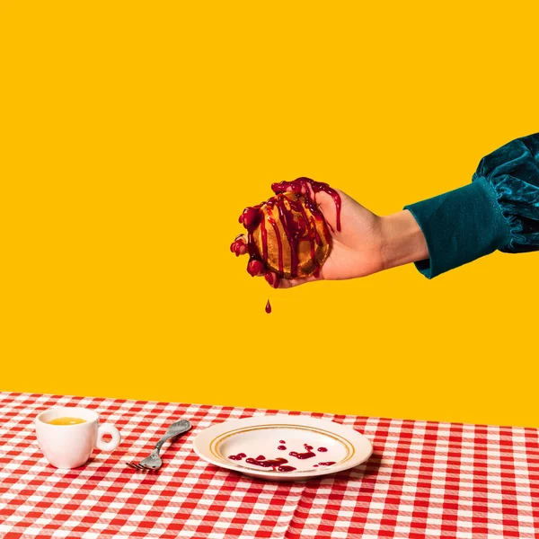 Fotografia de arte pop comida. Mão feminina e panquecas doces em toalha de mesa xadrez isolado no fundo amarelo brilhante. Vintage, estilo retro — Fotografia de Stock