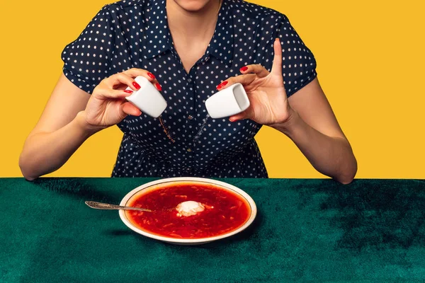 Kreatives Porträt einer jungen Frau in Vintage-Kleidung, die ukrainischen Borschtsch isst. Innenraum im Retro-Stil. Food-Pop-Art-Fotografie. — Stockfoto