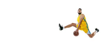 Sportif bir adamla broşür, profesyonel basketbolcu beyaz stüdyo arka planında top ile zıplayan. Spor, hareket, aktivite, hareket kavramları.