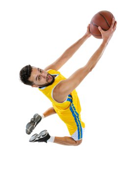 Genç sporcu, profesyonel basketbolcu havadan beyaz arka planda top ile atlıyor. Yakın plan.