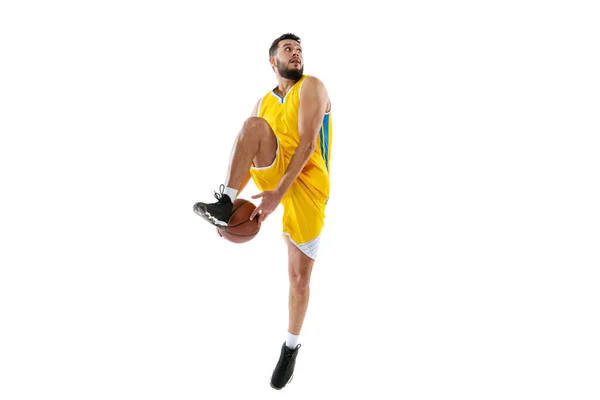 Ritratto completo di allenamento professionale del giocatore di basket isolato su sfondo bianco dello studio. Sport, movimento, attività, concetti di movimento. — Foto Stock
