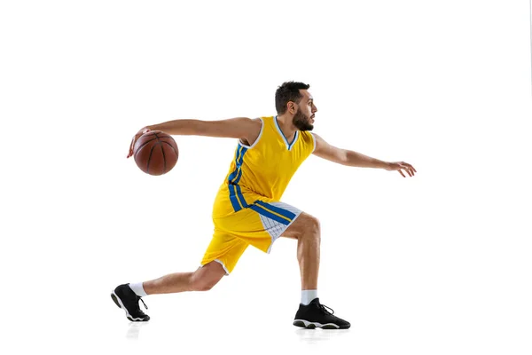 Estúdio tiro de treinamento jogador de basquete profissional isolado em fundo estúdio branco. Esporte, movimento, atividade, conceitos de movimento. — Fotografia de Stock