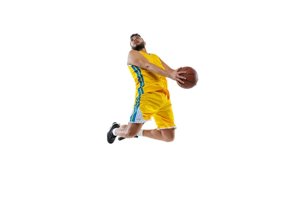 Retrato dinámico de jugador de baloncesto profesional saltando con pelota aislada sobre fondo blanco del estudio. Deporte, movimiento, actividad, conceptos de movimiento. — Foto de Stock