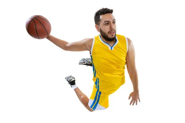 Vista de alto ângulo do homem esportivo jovem, jogador de basquete profissional pulando com bola isolada no fundo branco. Close-up — Fotografia de Stock