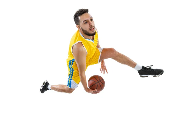 Hoge hoek uitzicht op jonge sportieve man, professionele basketbalspeler springen met bal geïsoleerd op witte achtergrond. Close-up — Stockfoto
