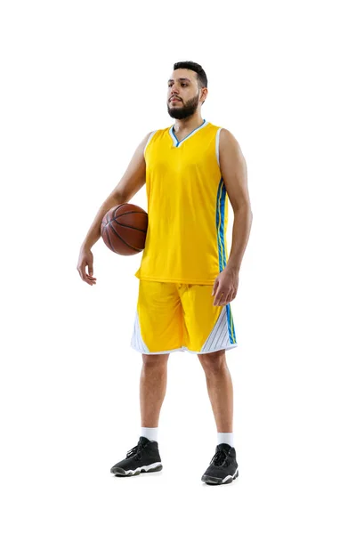 Retrato de joven, jugador de baloncesto profesional de pie con pelota aislada sobre fondo blanco del estudio. Concepto deportivo. — Foto de Stock