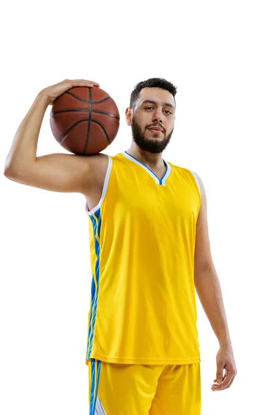 Retrato de homem jovem, jogador de basquete profissional em pé com bola isolada no fundo do estúdio branco. Conceito de desporto. — Fotografia de Stock