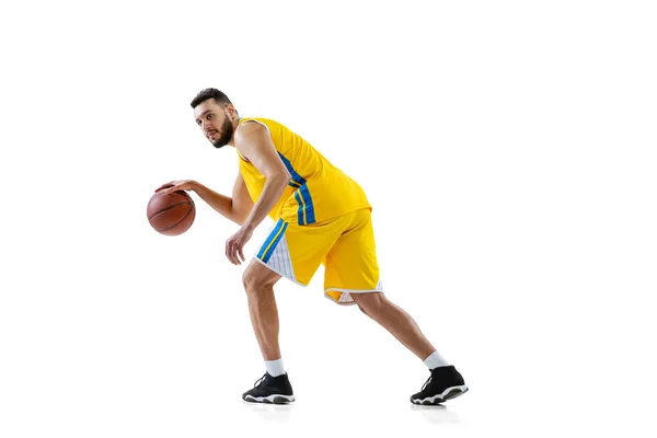 Retrato de comprimento total de treinamento profissional jogador de basquete isolado em fundo estúdio branco. Esporte, movimento, atividade, conceitos de movimento. — Fotografia de Stock