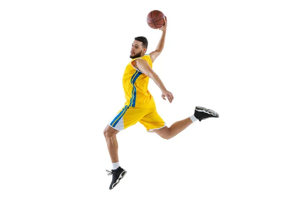 Retrato dinámico de jugador de baloncesto profesional saltando con pelota aislada sobre fondo blanco del estudio. Deporte, movimiento, actividad, conceptos de movimiento. — Foto de Stock