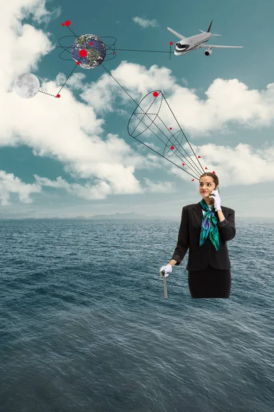 Rapariga sorridente, hospedeira vestindo uniforme em pé no mar, oceano. Design moderno, colagem de arte contemporânea. — Fotografia de Stock