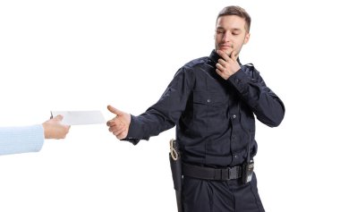 Genç bir adamın portresi, siyah üniformalı bir polis memuru beyaz arka planda izole edilmiş bir rüşveti reddediyor. İş, kariyer, hukuk ve düzen kavramı.