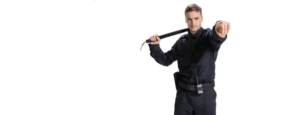 Flyer avec un jeune policier homme portant un uniforme noir posant isolé sur fond blanc. Concept d'emploi, de soins, de loi et d'ordre. — Photo