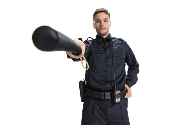 Εμπρόσθια κάμερα. Νεαρός αστυνομικός με μαύρη στολή κοιτάζει κάμερα απομονωμένη σε λευκό φόντο. Έννοια της εργασίας, του επαγγέλματος, του δικαίου και της τάξης. — Φωτογραφία Αρχείου