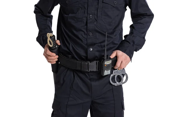 Vágott kép férfi rendőr visel fekete egyenruhát walkie-talkie és bilincs elszigetelt fehér háttér. — Stock Fotó