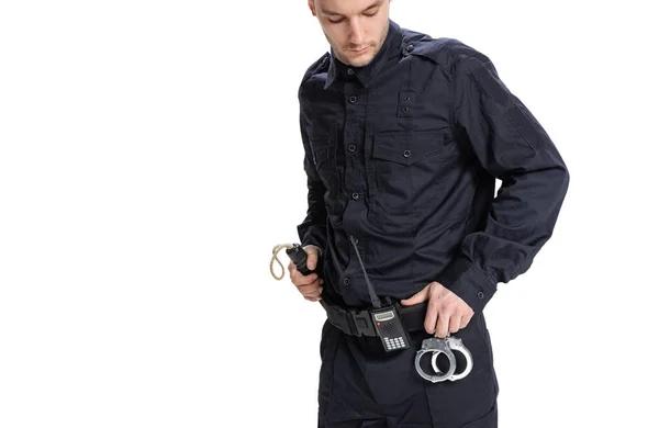 Przycięty obraz policjanta w czarnym mundurze z krótkofalówką i kajdankami na białym tle.. — Zdjęcie stockowe