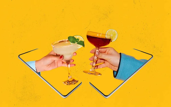 Zeitgenössische Kunstcollage aus zwei Händen, die aus dem Telefondisplay herausragen und klirrenden Cocktailgläsern, die isoliert vor gelbem Hintergrund stehen. — Stockfoto