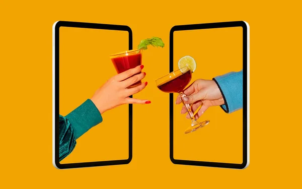 Współczesny kolaż artystyczny dwóch rąk wystających z ekranu telefonu i brzęczących kieliszków koktajlowych odizolowanych na żółtym tle. — Zdjęcie stockowe