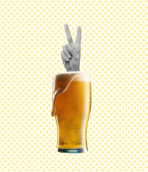 Çağdaş sanat kolajı, modern tasarım. Bira festivali. İnsan eli köpüklü bira bardağından sarkıyor ve arka planda izole bir şekilde el kol hareketi yapıyor. — Stok fotoğraf