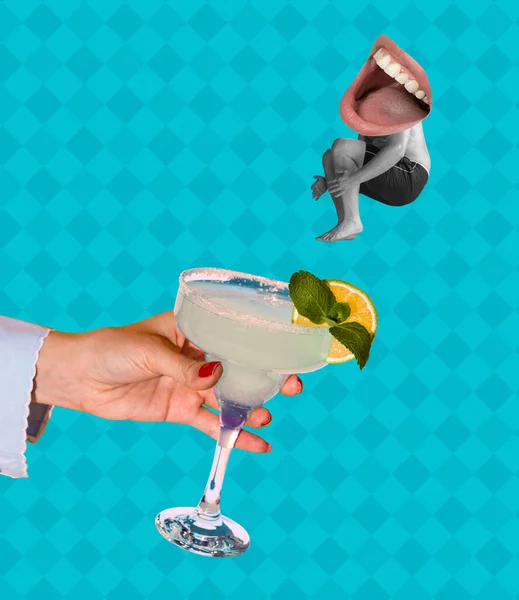 Молодий чоловік стрибає в склянку алкогольного коктейлю ізольовано на синьому фоні. Концептуальний, сучасний яскравий мистецький колаж. сюрреалізм — стокове фото