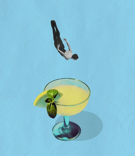 Jongeman springt in alcohol cocktailglas geïsoleerd op blauwe achtergrond. Conceptuele, hedendaagse heldere kunst collage. Surrealisme — Stockfoto