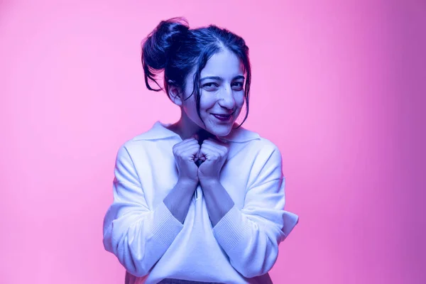 Nettes junges arabisches Mädchen in weißer Bluse isoliert auf rosa Hintergrund in Neon. Konzept von Emotionen, Problemen, Innenwelt — Stockfoto