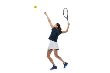 Genç sporcu kadının dinamik portresi, beyaz arka planda izole edilmiş tenis oyuncusu. Sağlıklı yaşam tarzı, fitness, spor, egzersiz konsepti.