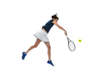 Genç, sportif bir kadının atölye çekimi, tenisçi eğitimi, beyaz arka planda tek başına. Aksiyon, yaz sporları, fitness, spor konsepti.