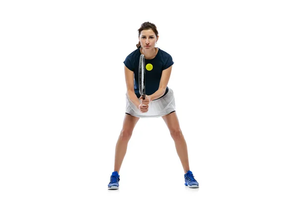 Genç sporcu kadının dinamik portresi, beyaz arka planda izole edilmiş tenis oyuncusu. Sağlıklı yaşam tarzı, fitness, spor, egzersiz konsepti. — Stok fotoğraf