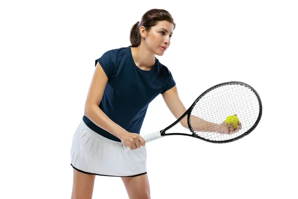 Студийные кадры молодой спортивной женщины, тренировки теннисистки в одиночку изолированы на белом фоне. Акция, летние виды спорта, фитнес, концепция спорта. — стоковое фото