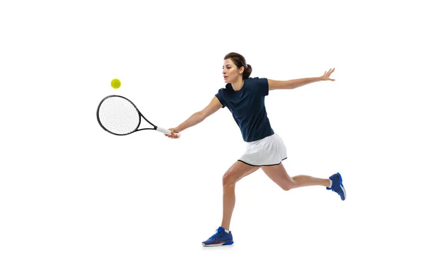 Retrato de una joven deportista, tenista jugando al tenis aislado sobre fondo blanco. Estilo de vida saludable, fitness, deporte, concepto de ejercicio. — Foto de Stock