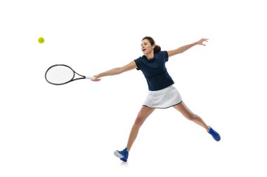Genç sporcu kadının dinamik portresi, beyaz arka planda izole edilmiş tenis oyuncusu. Sağlıklı yaşam tarzı, fitness, spor, egzersiz konsepti.