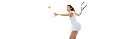 Genç sporcu kadının dinamik portresi, beyaz arka planda izole edilmiş tenis oyuncusu. Sağlıklı yaşam tarzı, fitness, spor, egzersiz konsepti.