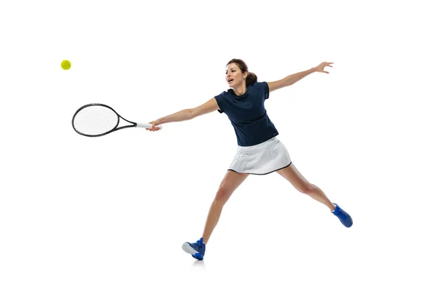 Ritratto dinamico di giovane donna sportiva, tennista che pratica isolato su sfondo bianco. Stile di vita sano, fitness, sport, concetto di esercizio fisico. — Foto Stock