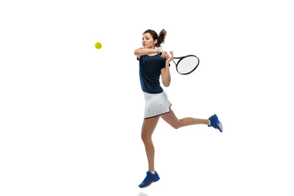 Porträt einer jungen sportlichen Frau, Tennisspielerin, die isoliert auf weißem Hintergrund Tennis spielt. Gesunder Lebensstil, Fitness, Sport, Bewegungskonzept. — Stockfoto