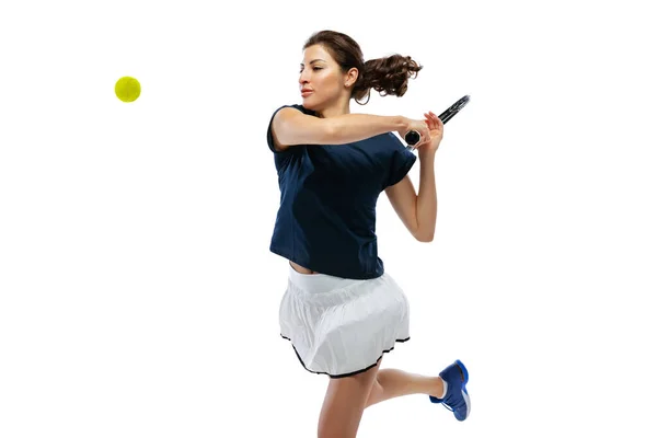 Photo studio de jeune femme sportive, joueuse de tennis s'entraînant seule isolée sur fond blanc. Action, sports d'été, fitness, concept sportif. — Photo