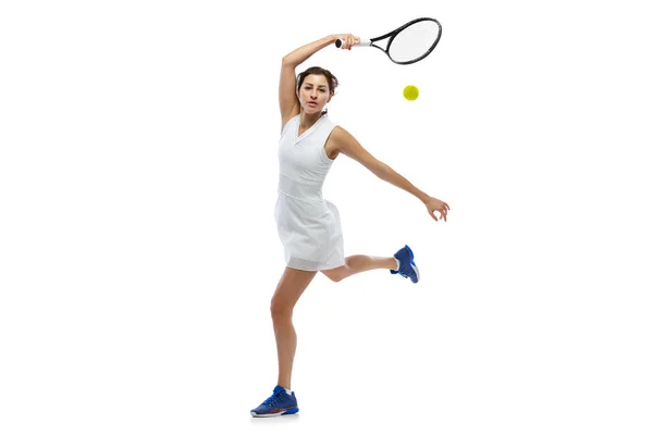 若いスポーツ女性のダイナミックな肖像画、白を背景に孤立練習テニス選手。健康的なライフスタイル、フィットネス、スポーツ、運動の概念. — ストック写真