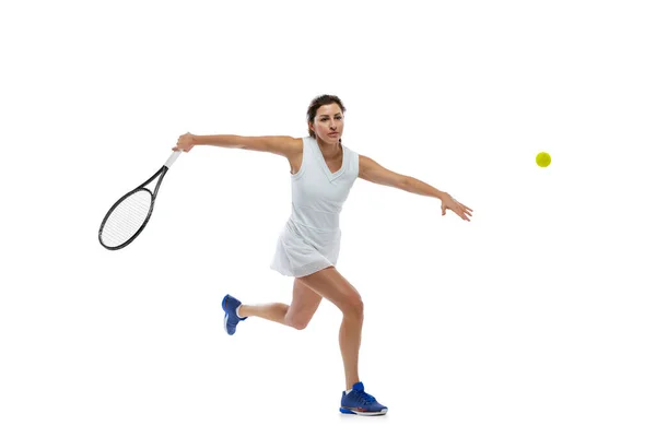 Retrato de jovem mulher esportiva, jogador de tênis jogando tênis isolado em fundo branco. Estilo de vida saudável, fitness, esporte, conceito de exercício. — Fotografia de Stock