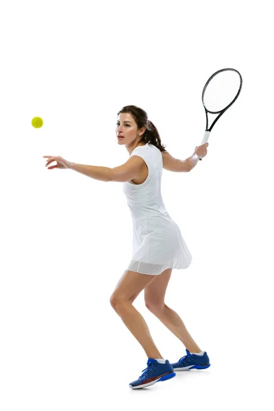 Динамичный портрет молодой спортивной женщины, теннисистки, практикующей на белом фоне. Здоровый образ жизни, фитнес, спорт, концепция физических упражнений. — стоковое фото