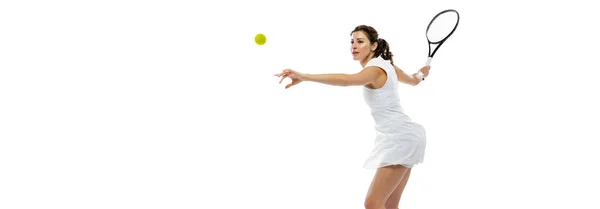 Retrato dinámico de una joven deportista, tenista practicando aislado sobre fondo blanco. Estilo de vida saludable, fitness, deporte, concepto de ejercicio. — Foto de Stock