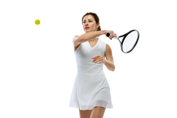 Una joven jugadora de tenis jugando al tenis aislada sobre fondo blanco. Estilo de vida saludable, fitness, deporte, concepto de ejercicio. — Foto de Stock