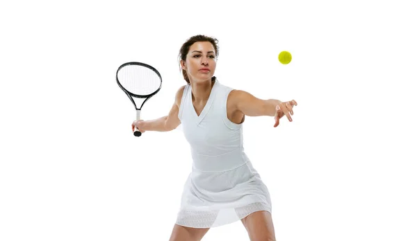 Retrato de una joven deportista, tenista jugando al tenis aislado sobre fondo blanco. Estilo de vida saludable, fitness, deporte, concepto de ejercicio. — Foto de Stock