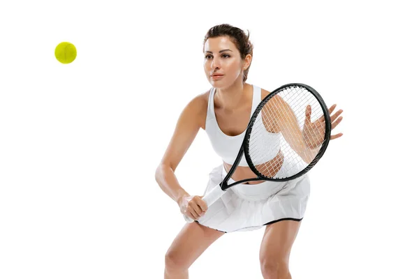 Студийные кадры молодой спортивной женщины, тренировки теннисистки в одиночку изолированы на белом фоне. Акция, летние виды спорта, фитнес, концепция спорта. — стоковое фото