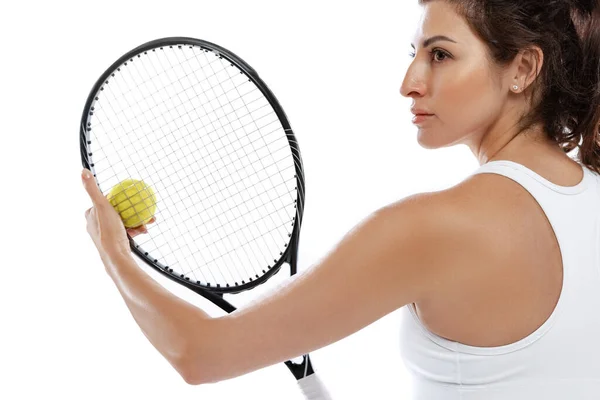 Närbild ung vacker flicka, tennisspelare i vita sportkläder poserar med racket isolerad på vit bakgrund. Skönhet, sport koncept. — Stockfoto