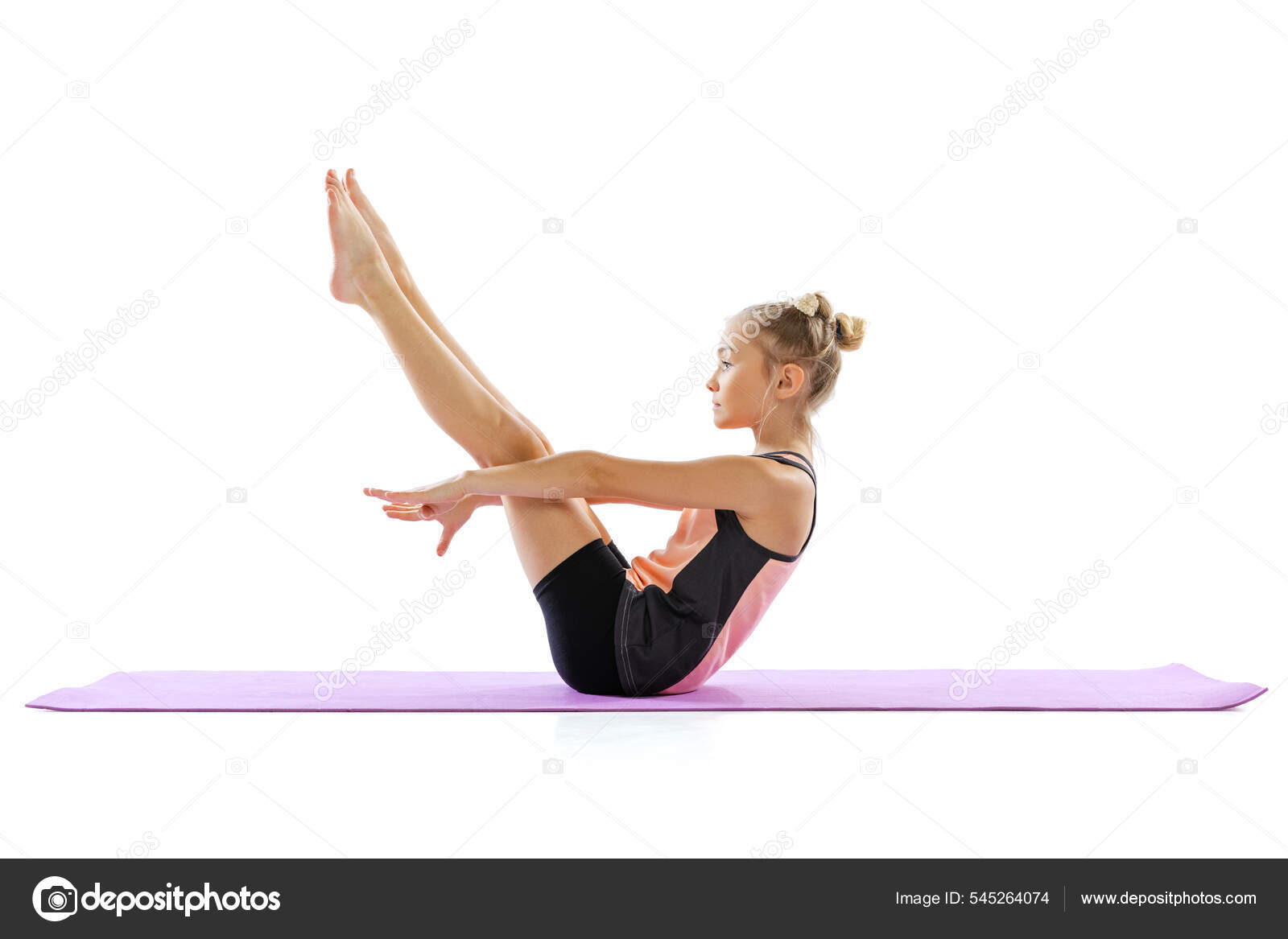 Pequena menina flexível, artista de ginástica rítmica isolada no fundo do  estúdio branco. Graça em movimento, acção. Fazendo exercícios em  flexibilidade. — Foto © vova130555@gmail.com #545264074, image size:1600x1167