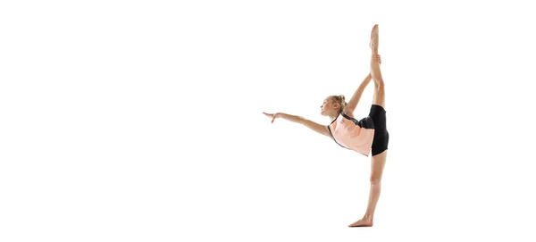 Piccola ragazza flessibile, artista di ginnastica ritmica isolato su sfondo bianco studio. Grace in movimento, azione. Esercizi di flessibilità. — Foto Stock