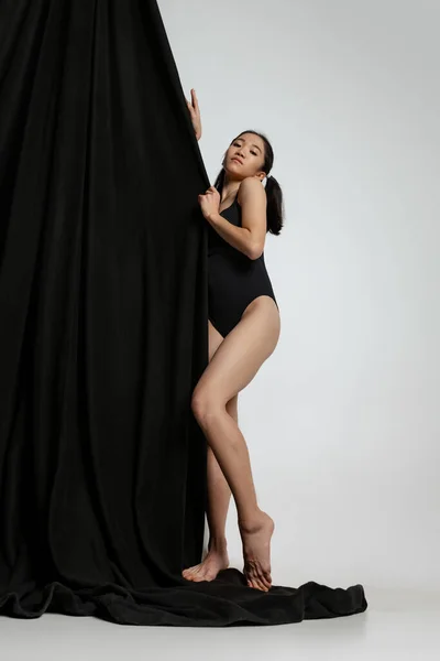 Hermosa joven mujer asiática en traje de cuerpo posando aislado sobre fondo gris estudio. Concepto de belleza natural — Foto de Stock