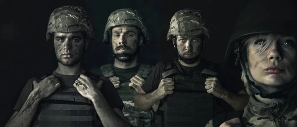 Collage conceptuel avec de jeunes soldats masculins et féminins isolés sur fond sombre. Hommes et femmes en uniforme militaire en guerre. — Photo