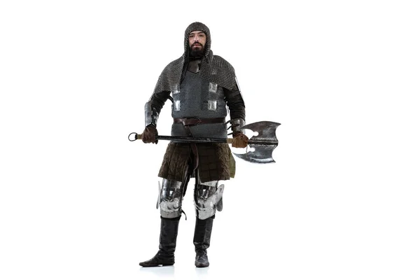 Portret van brutale dappere man in kostuum van middeleeuwse krijger, ridder poserend geïsoleerd over witte studio achtergrond — Stockfoto