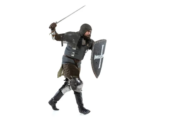 Ritratto di coraggioso guerriero medievale, cavaliere in speciale cappotto di posta attaccata con spada isolata sul bianco sfondo dello studio — Foto Stock