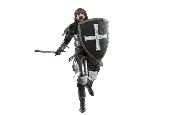 Портрет жорстокого чоловіка, середньовічного воїна або лицаря з брудно пораненим обличчям, що біжить з великим мечем ізольовано на білому тлі . — стокове фото